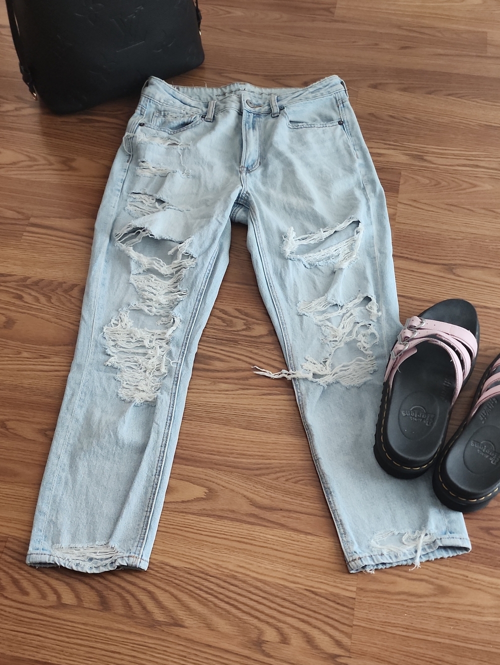 American Eagle Outfitters Light Blue Distressed Boyfriend Jeans